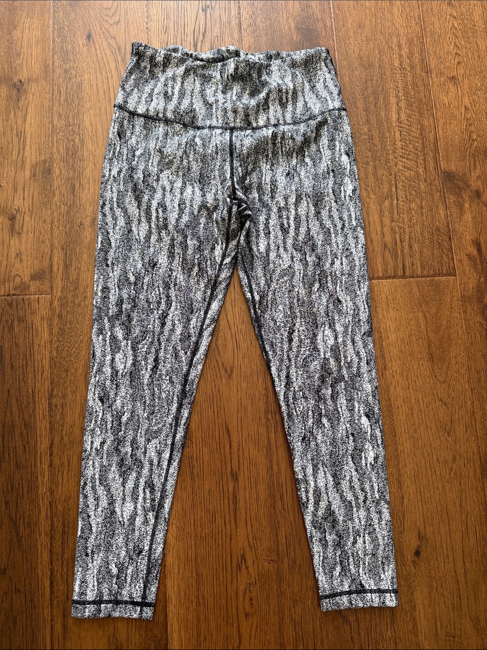Kirkland white and Black Patterned High-Waist Leggings